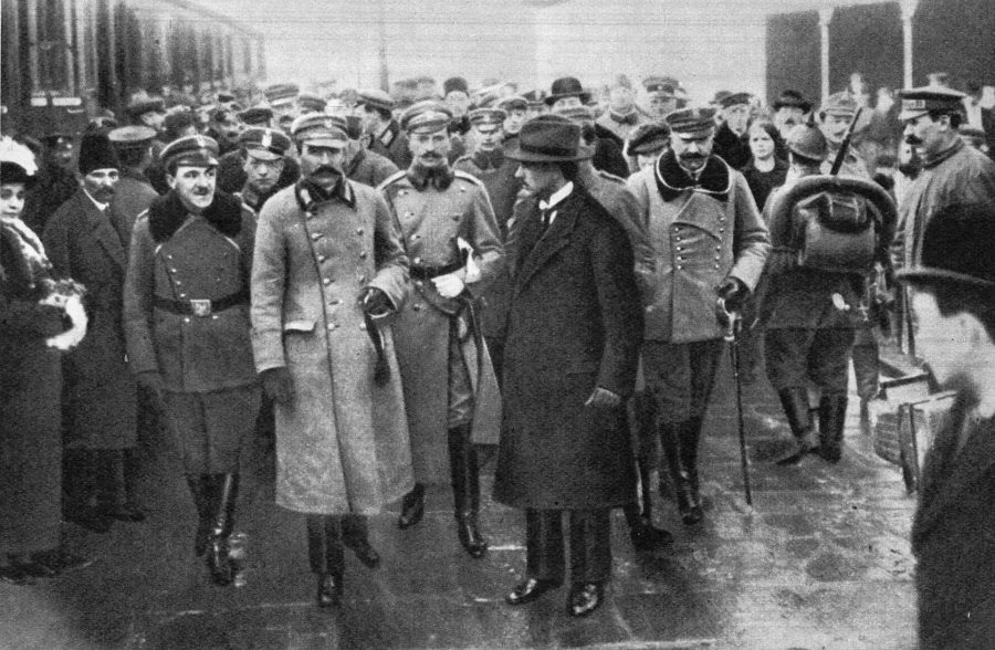 Józef Piłsudski na dworcu kolejowym w Warszawie 11 listopada 1918 roku