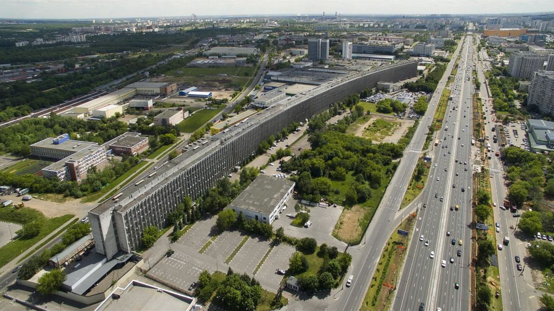 Самая длинная. Лежачий небоскреб в Москве на Варшавке. НИЦЭВТ на Варшавском шоссе. Самый длинный дом Варшавское шоссе 125. НИЦЭВТ Варшавское шоссе 125.