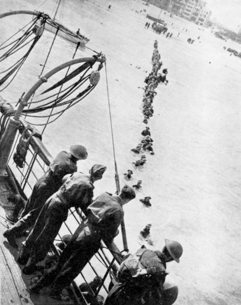 Brytyjscy żołnierze starający się dostać do znajdującego się przy brzegu okrętu