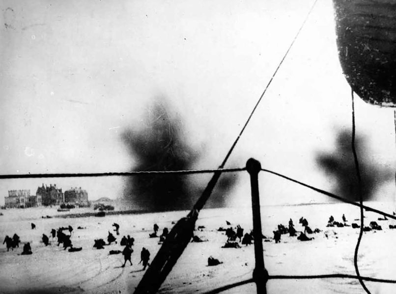 Brytyjscy żołnierze starający się dostać do znajdującego się przy brzegu okrętu