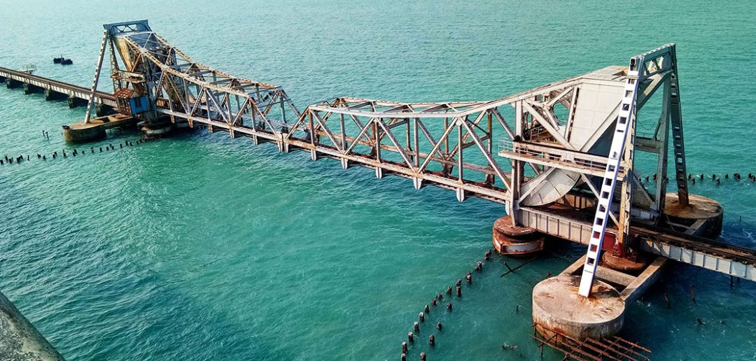 Pamban Bridge - nietypowy most kolejowy w Indiach