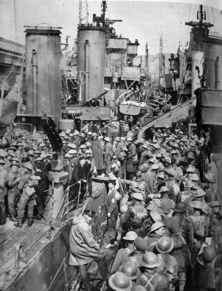 Brytyjscy żołnierze na pokładzie jednego z okrętów wojennych
