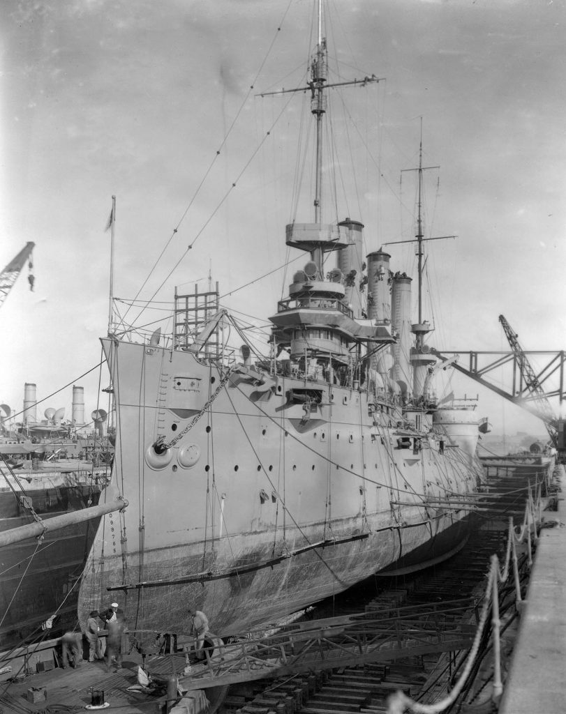 USS Brooklyn w suchym doku