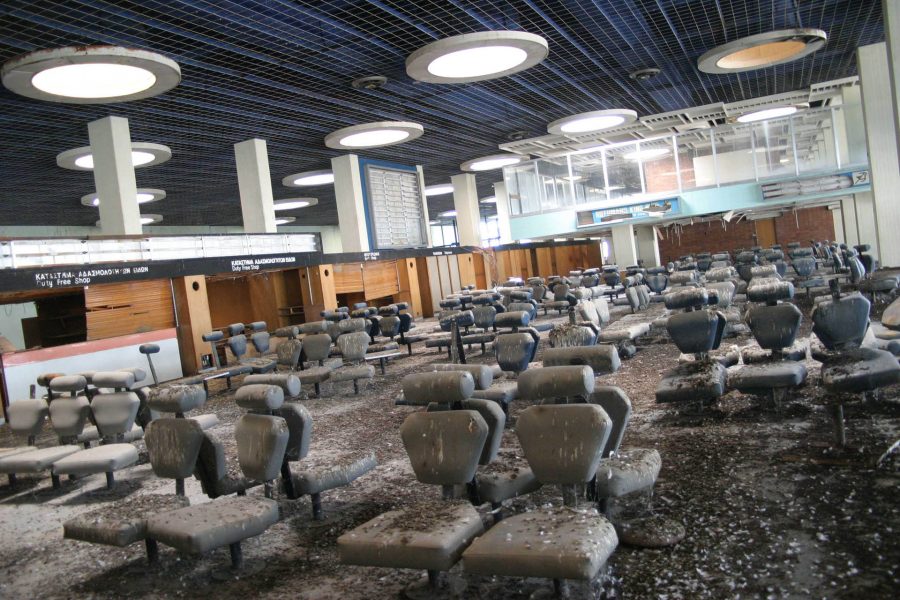 Wnętrze terminalu - to co widać to skutki obecności ptaków... (fot. Dickelbers/Wikimedia Commons)