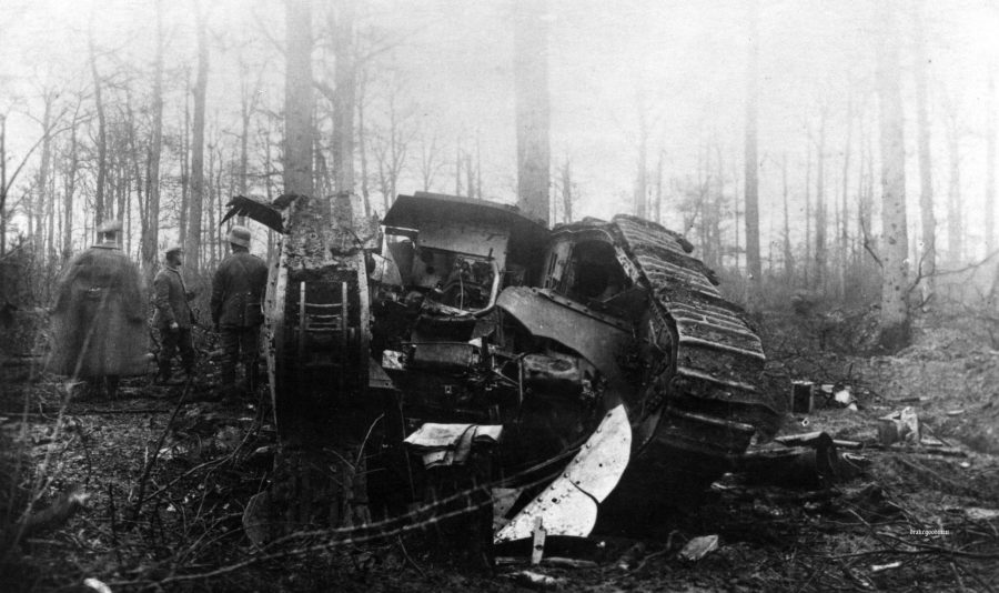 Niemieccy żołnierze przy zniszczonym brytyjskim czołgu