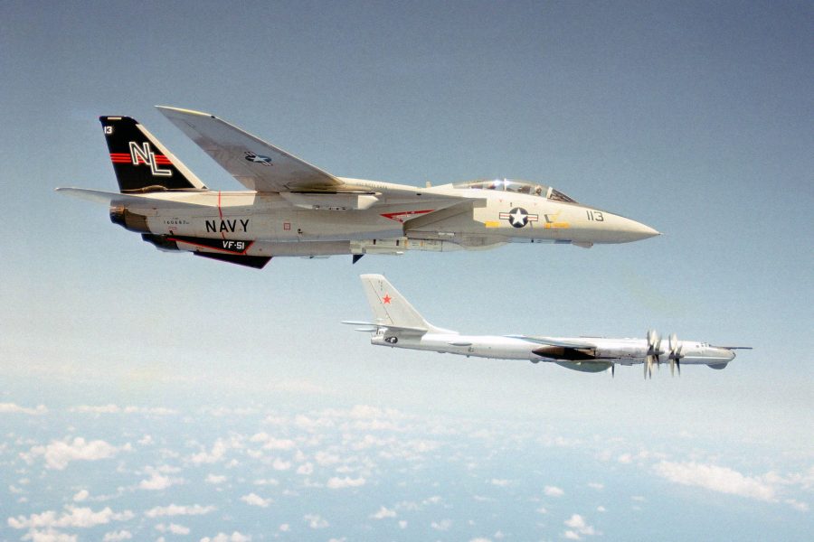 F-14 Tomcat obok Tu-95