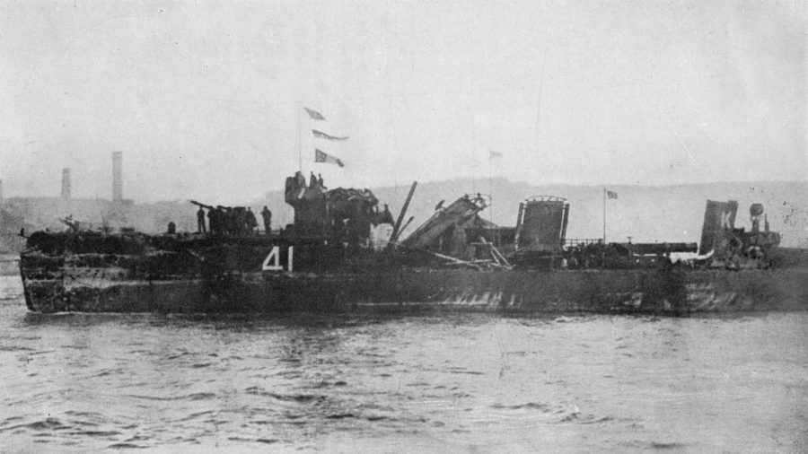 Uszkodzony podczas bitwy jutlandzkiej brytyjski niszczyciel HMS Spitfire