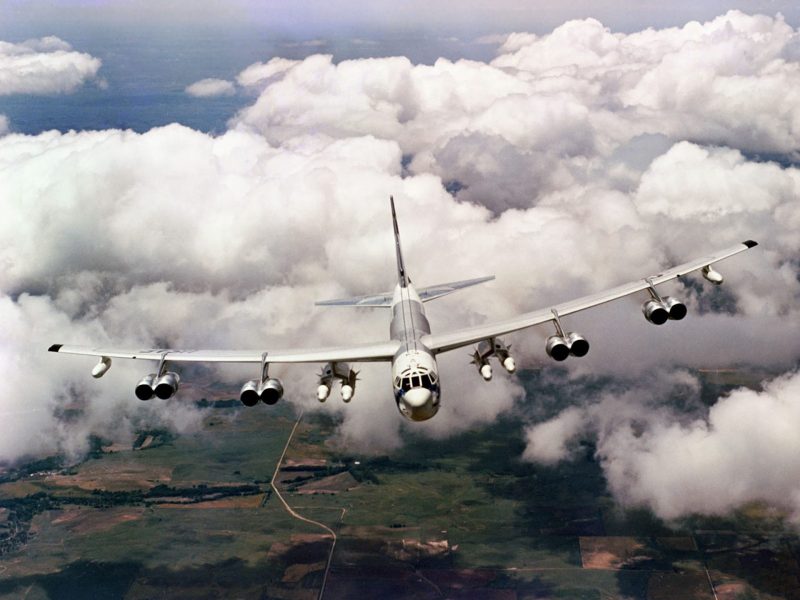 B-52 z podwieszonymi pociskami Skybolt