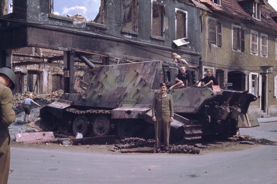 Aliancki żołnierz pozuje do zdjęcia przy wraku Jagdtigera