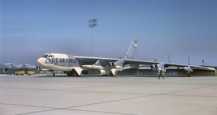 B-52 z podwieszonym AGM-28 Hound Dog