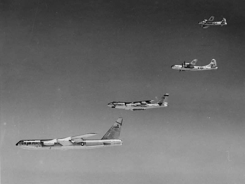 Kilka pokoleń amerykańskich bombowców strategicznych - B-52, B-47, B-29 i B-17