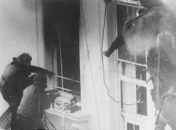 Operatorzy SAS podczas szturmu na ambasadę