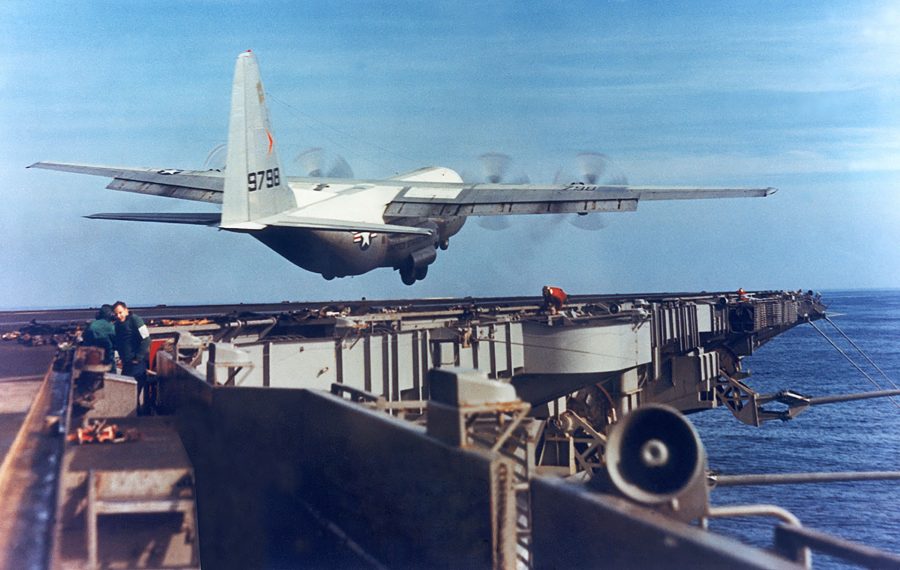 KC-130F podczas startu z USS Forrestal