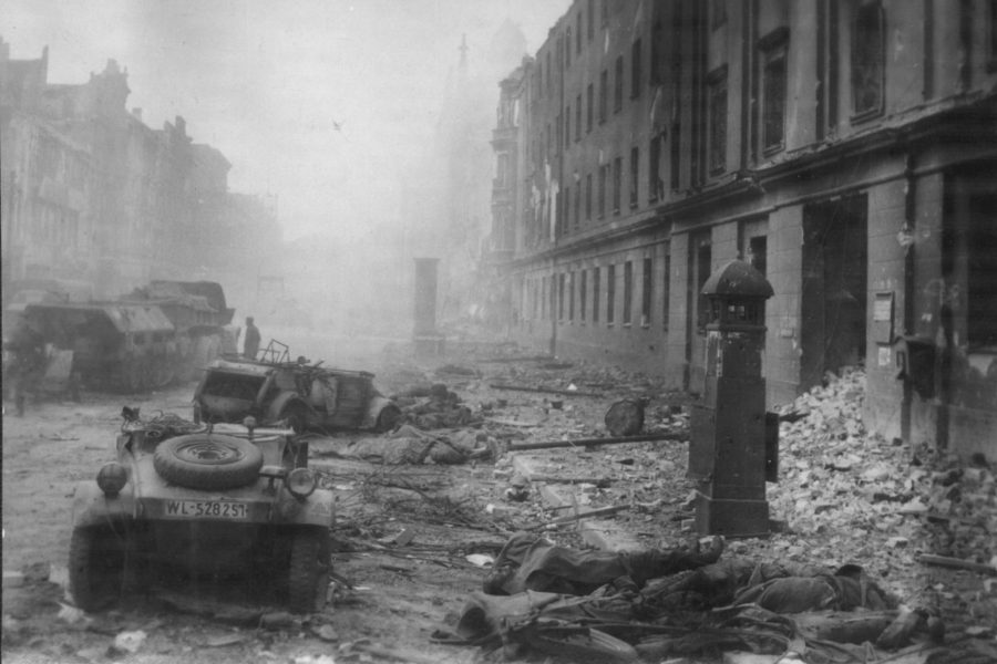Zabici żołnierze i zniszczone pojazdy na ulicach Berlina