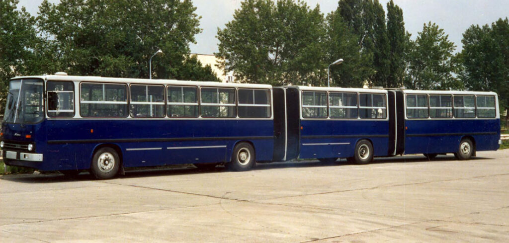 Dwuprzegubowy autobus Ikarus 293