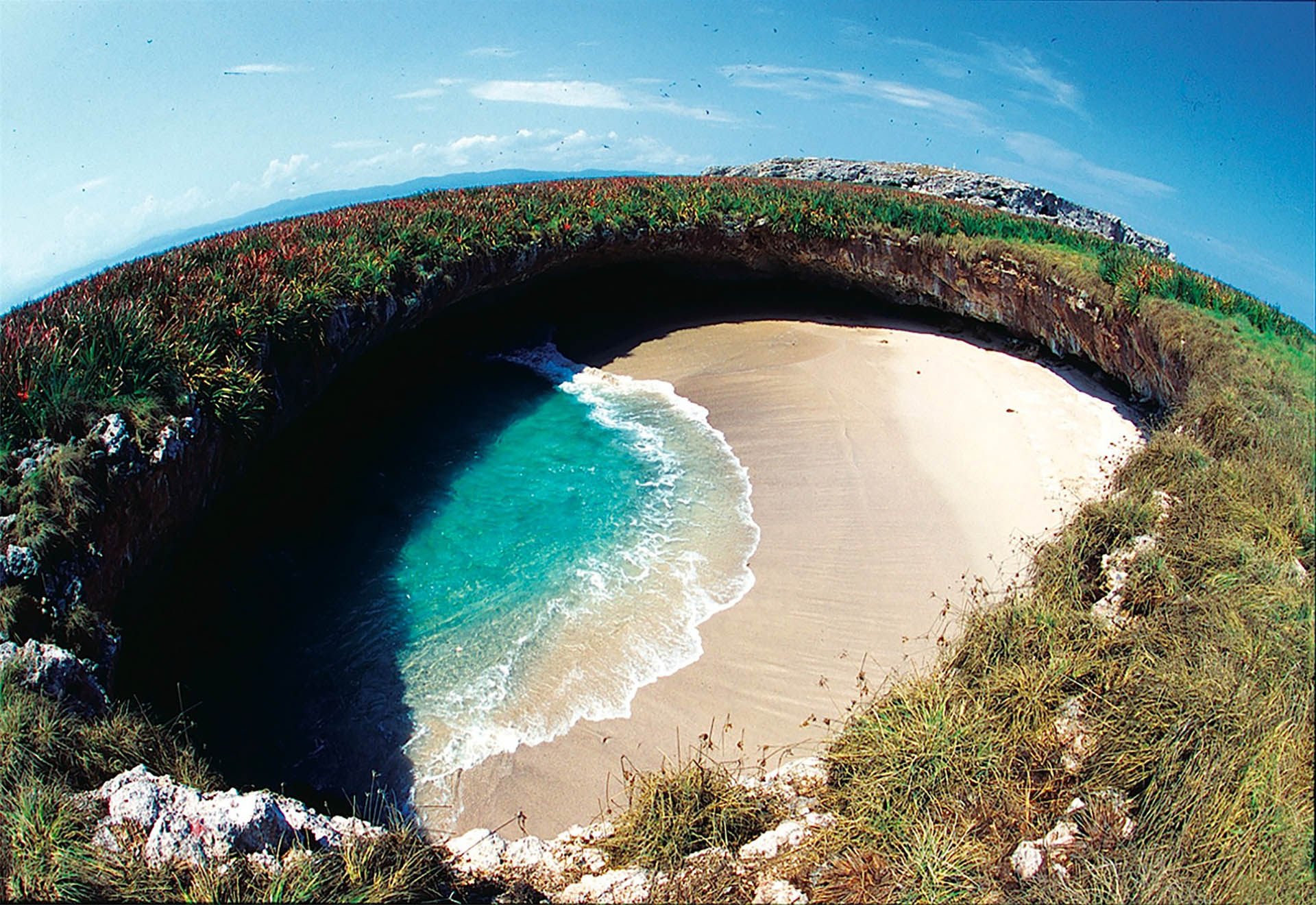 Самые красивые и интересные места. Скрытый пляж в Пуэрто-Вальярта Мексика. Плайя-дель-Амор скрытый пляж острова Мариета Мексика. Остров Мариета скрытый пляж Мексика. Плайя дель Амор Мексика пляж.