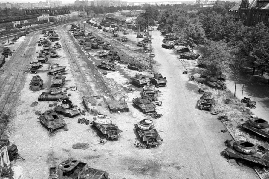Wraki czołgów zgromadzone po bitwie o Berlin