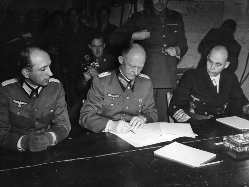 Generał Alfred Jodl podpisuje akt bezwarunkowej kapitulacji III Rzeszy