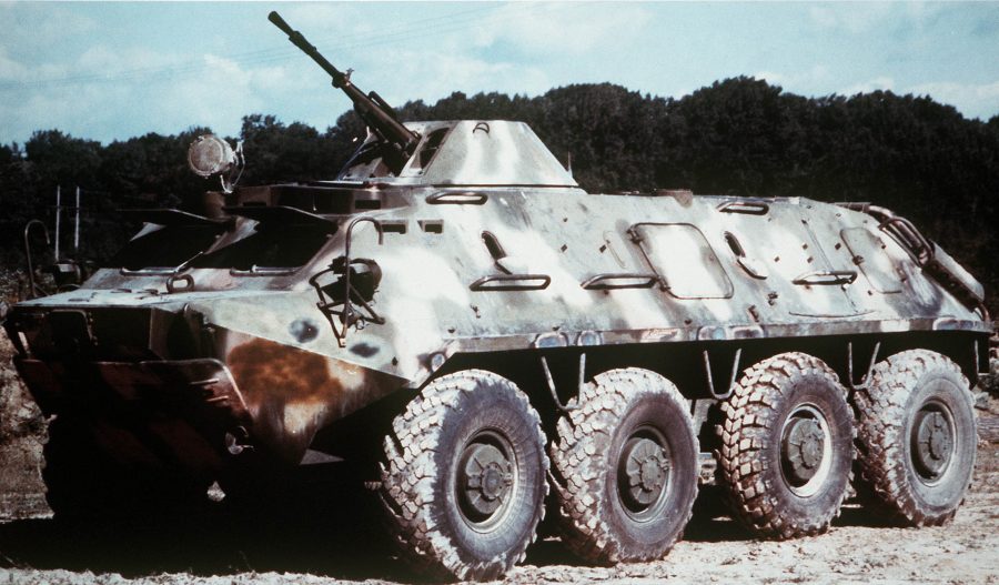 Radziecki kołowy transporter piechoty BTR-60. Pojazdy te zaczęto wprowadzać do uzbrojenia pod koniec lat 50. ale ze względu na zastosowanie podwozia kołowego nie były w stanie współpracować z czołgami we wszystkich sytuacjach