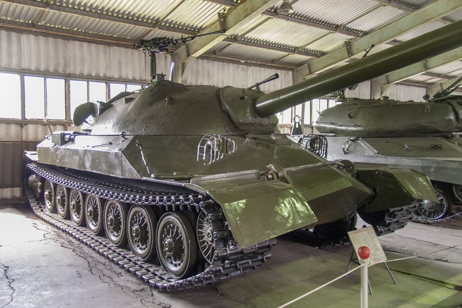Czołg superciężki IS-7 - z tyłu widać czołg ciężki IS-4 (fot. Mike1979 Russia/Wikimedia Commons)