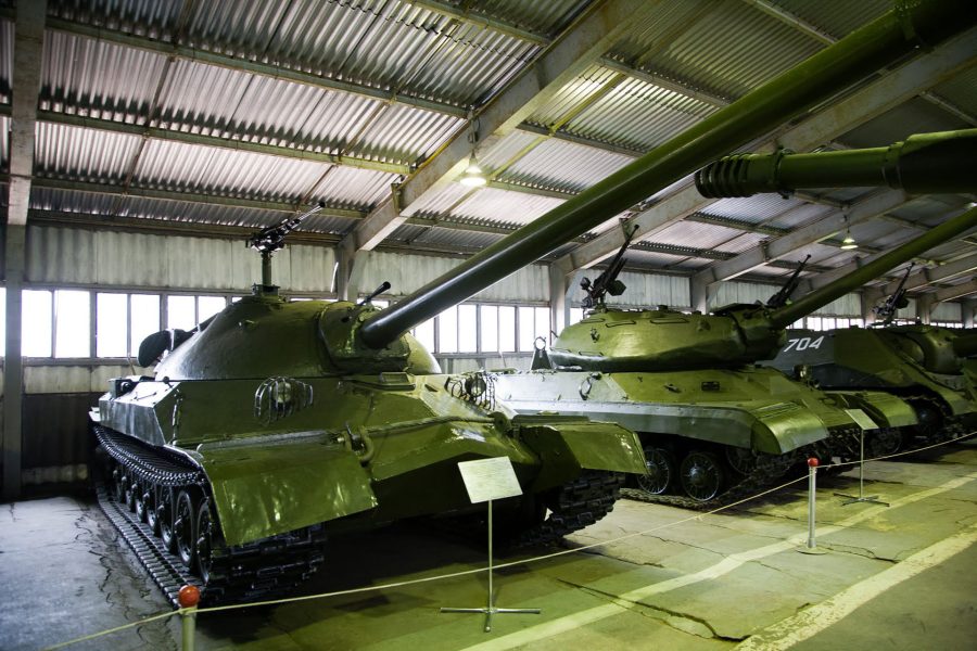 Czołg superciężki IS-7 - z tyłu widać czołg ciężki IS-4 (fot. Wikimedia Commons)