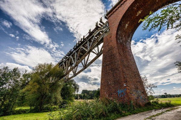 Opuszczony most kolejowy w Chrzypsku Małym (fot. Michał Banach)