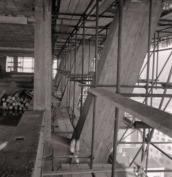 Torre Velasca podczas budowy (fot. Paolo Monti)