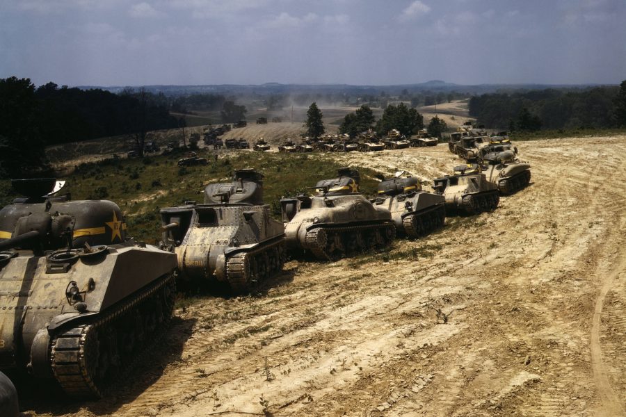 Amerykańskie M3 Lee, M3 Stuart i M4 Sherman w Fort Knox w czerwcu 1942 roku (fot. Alfred Palmer)