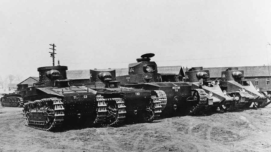 Przegląd różnych prototypów czołgów zaprojektowanych na przełomie lat 20. i 30. -widać czołgi lekkie T1, czołg średni T2 oraz dwa prototypowe czołgi Christiego