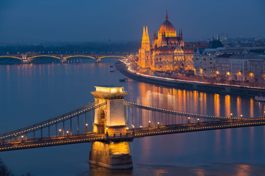 Most Łańcuchowy w Budapeszcie, w tle widać budynek parlamentu