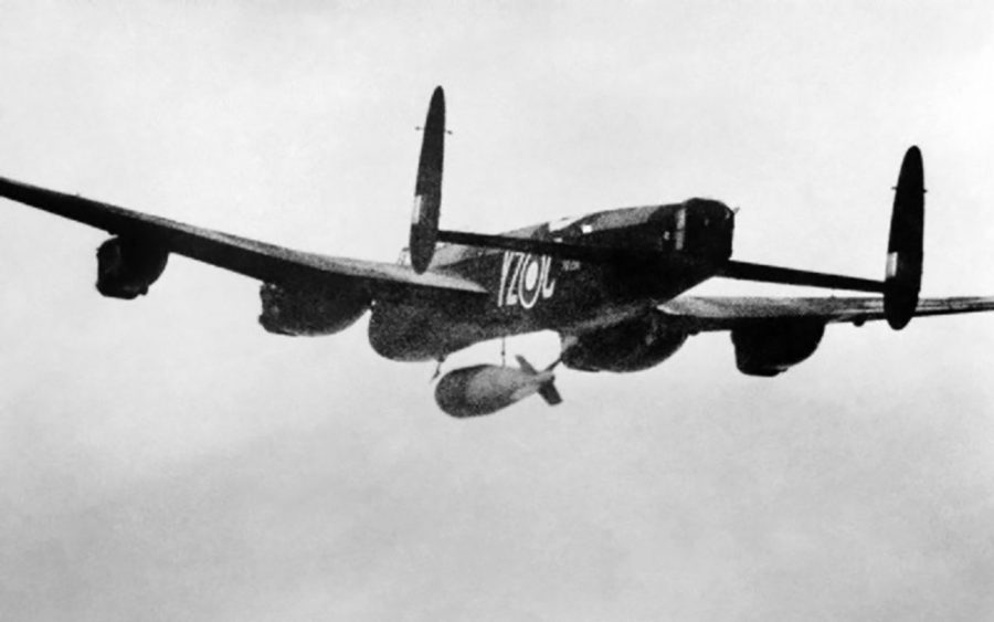 Bomba Grand Slam podczas zrzutu z bombowca Avro Lancaster