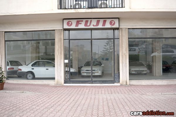 Zapomniany salon Subaru na Malcie (fot. carsaddiction.com)