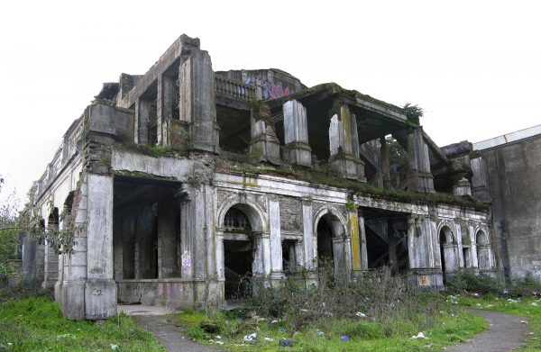 Ruiny teatru Enrique Molina (fot. Farisori/Wikimedia Commons)