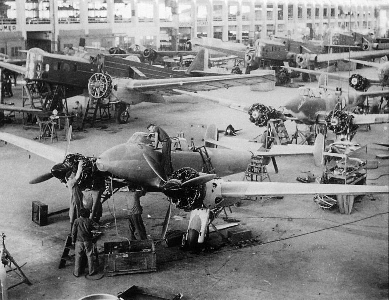 Bloch MB.210 podczas produkcji (na drugim planie) 