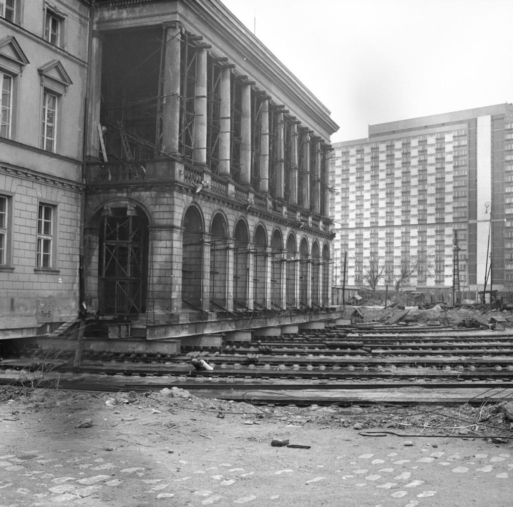 Pałac Lubomirskich podczas operacji przesunięcia