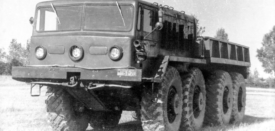 Radziecki ciągnik artyleryjski MAZ-535