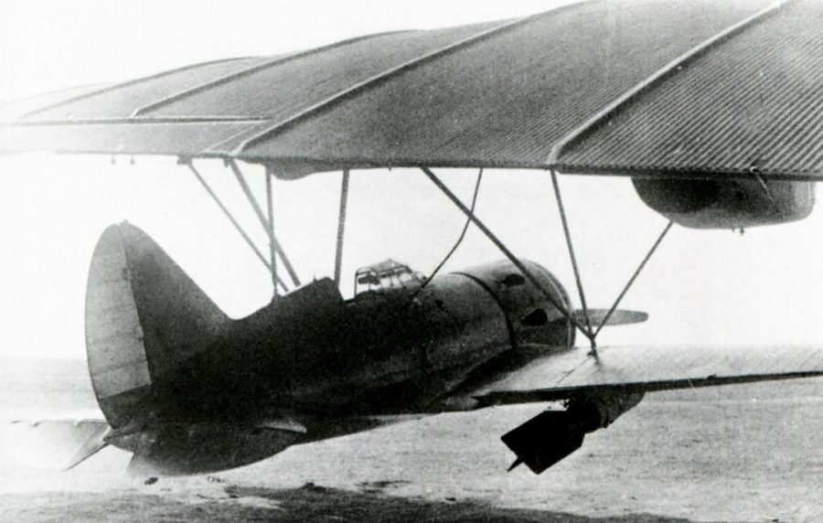 Myśliwiec Polikarpow I-16 podwieszony pod TB-3