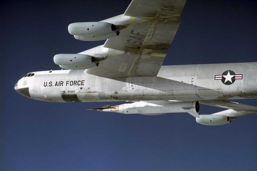 X-43 podwieszony pod B-52 podczas lotu testowego - bez zrzutu