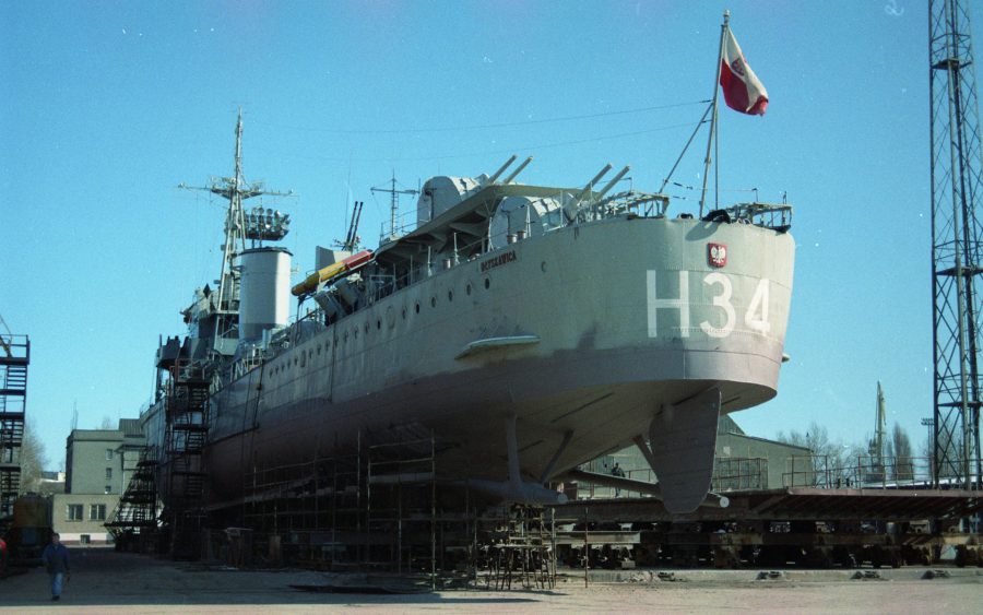 ORP Błyskawica podczas remontu w latach 90. (fot. Muzeum Marynarki Wojennej w Gdyni)