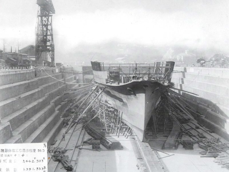 Japoński lotniskowiec Ryujo w trakcie budowy w suchym doku stoczni Yokosuka. Zdjęcie wykonano 20 października 1931 roku (po wodowaniu kadłuba)