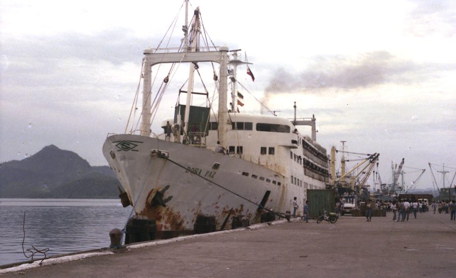 Chyba jedyne dobre zdjęcie MV Doña Paz przed katastrofą, wykonane w 1984 roku (fot. Clyde L Shoebridge)