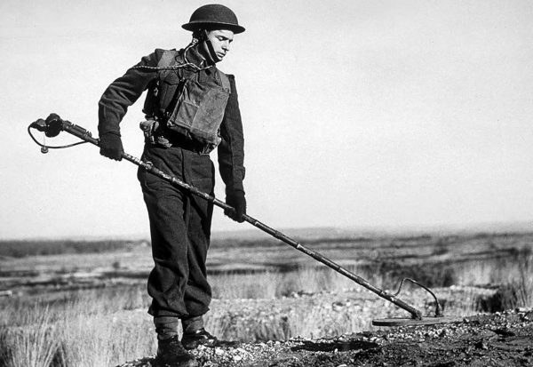 Aliancki żołnierz z wykrywaczem min