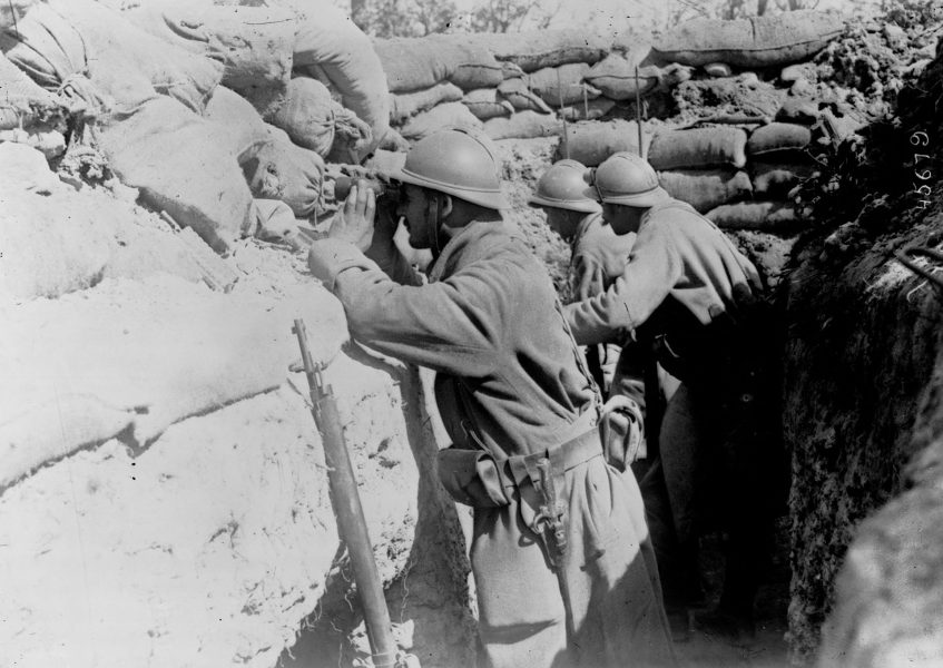 Francuscy żołnierze w okopie