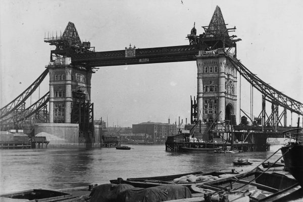 Tower Bridge podczas budowy