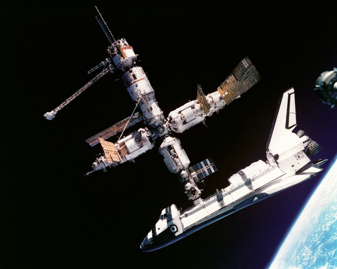 Wahadłowiec Atlantis cumujący do stacji Mir (fot. NASA)