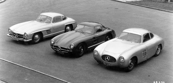 Od lewej: seryjny Mercedes-Benz 300SL, prototyp wyścigowego W194 (300SL) na sezon 1953 i W194 (300SL) używany w 1952 roku (fot. Daimler AG)