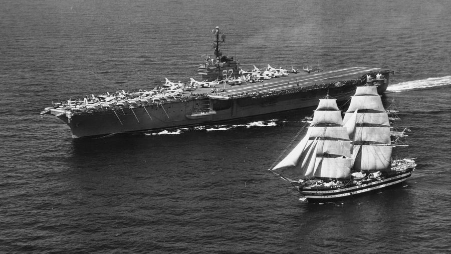 Amerigo Vespucci i amerykański lotniskowiec USS Independence w 1962 roku