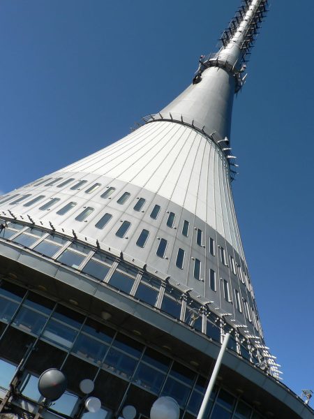 Wieża telewizyjna i hotel Ještěd (fot. Wikimedia Commons)