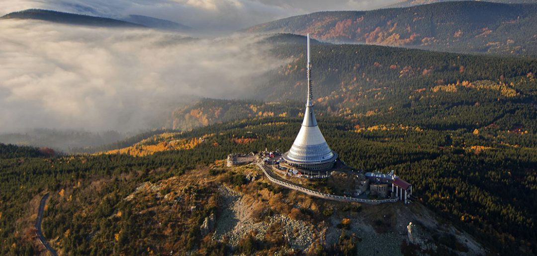 Niesamowity hotel i wieża telewizyjna Ještěd na szczycie góry
