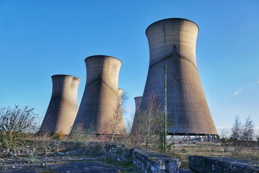 Chłodnie kominowe dawnej elektrowni Willington (fot. John Grey Turner)